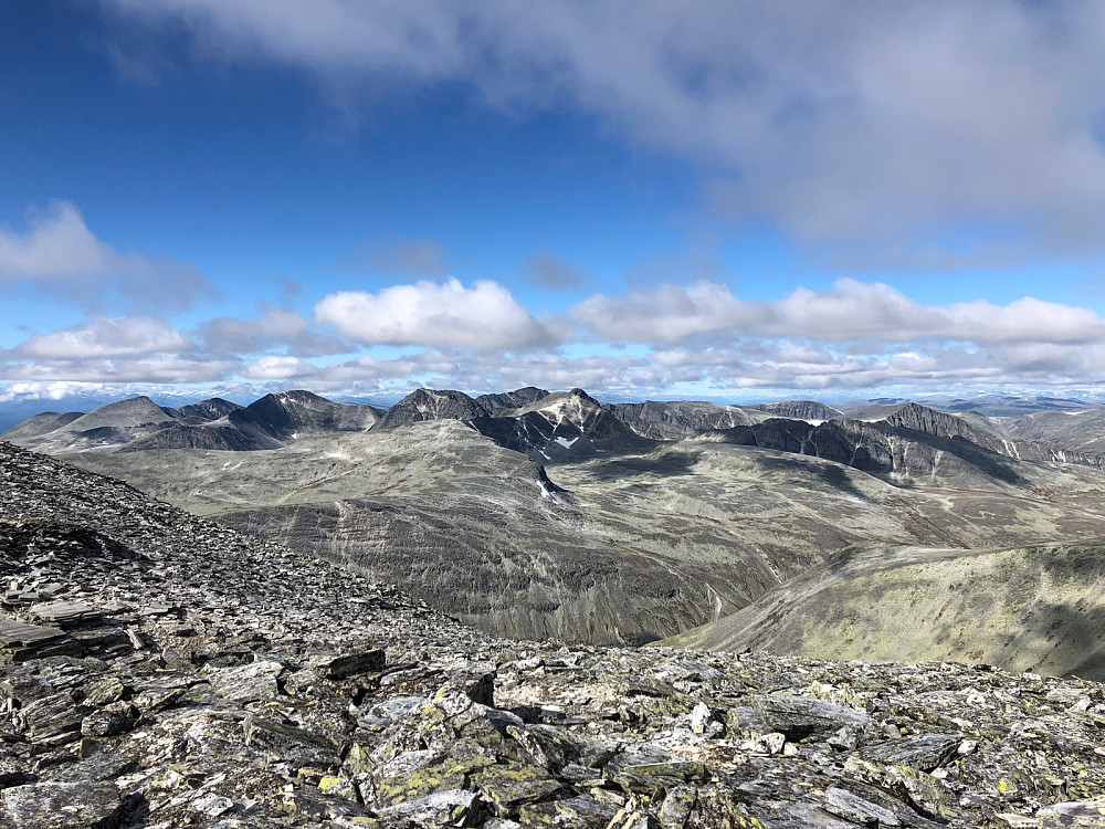 Rondanepanorama fra Vinjeronden med Storsmeden, Trolltinden og Veslesmeden i senter
