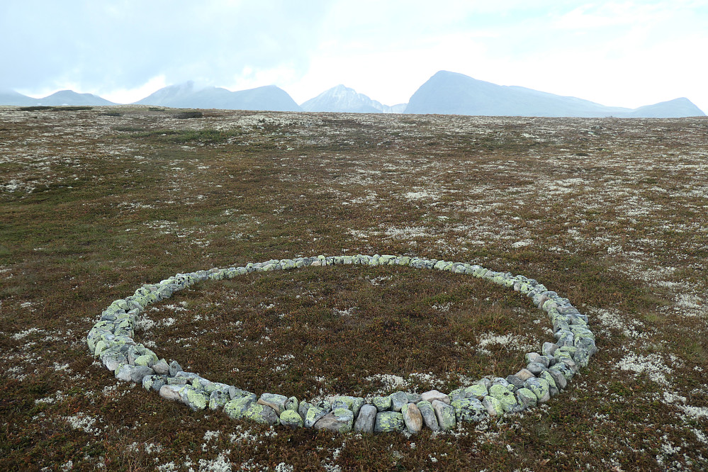 Ring i stein N 61.869364 E 9.777235 (WGS84)