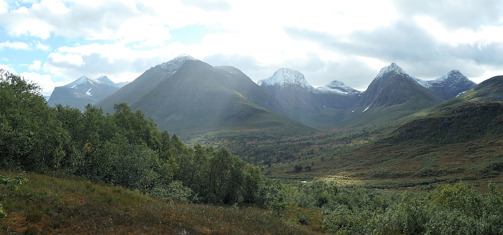 Panorama sørover - Fra venstre: Hesten (1610) er lett å gå fra Berillstølen, og Gamlestølsfjellet (1528) som er mer krevende