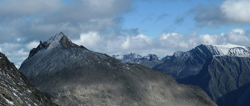 Panorama østover. Fra venstre - Middagstinden og langt bak er Store Trolltind og Trollveggen. Finnan rager høyest til høyre.