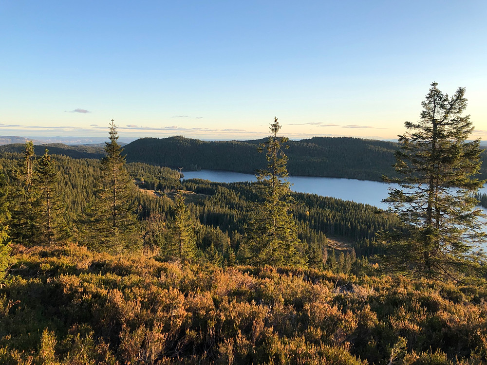 Fra Gråberghaugen mot Heggeli dam, Toppene fra venstre Kjerkeberget øst, Kjerkeberget og Kjerkeberget nordvest