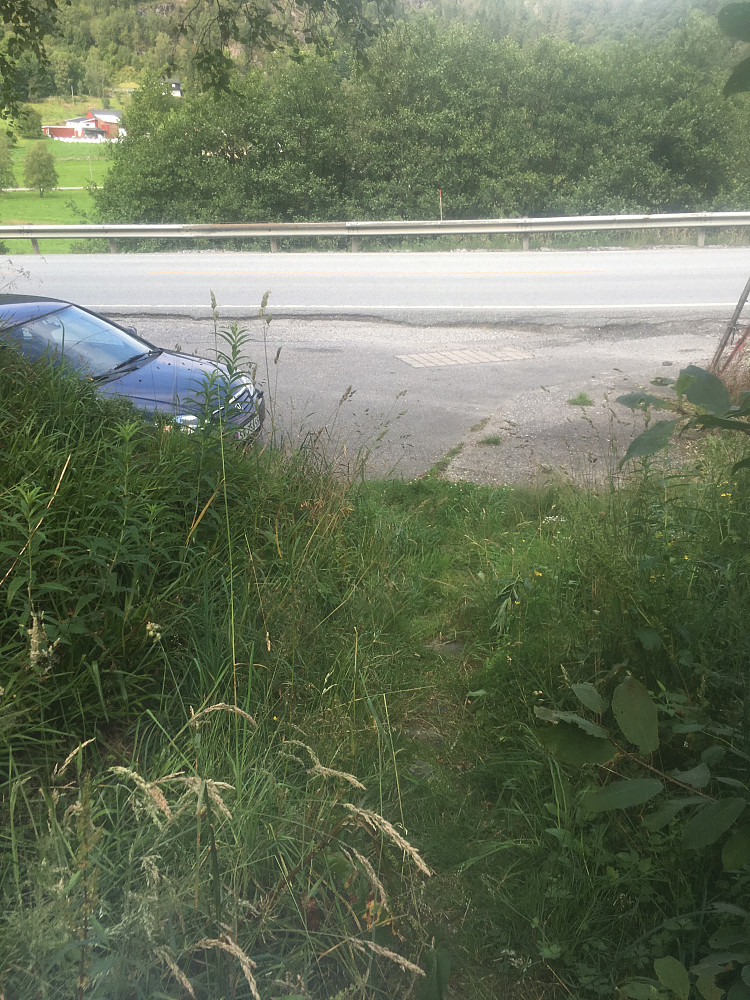 Stislutt, med min bil ved stien. Kunne ikke parkert nærmere. Jeg valgte å gå rett frem fra bilen, igjennom en port. Lokalkunnskap - 0.