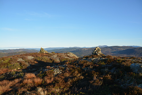 De to toppvardene på Sandvikfjellet, 185 moh.
