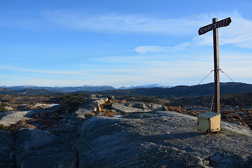 Toppen av Ådnafjellet, 126 moh.