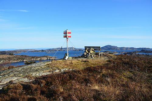 Toppen av Grindafjellet, 71 moh. Med utsikt mot Boknafjellet og Vardefjellet.