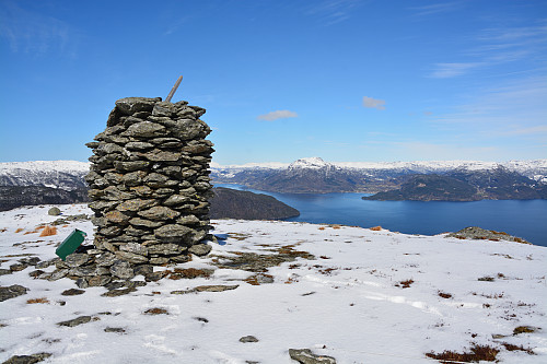 Varden på Gaupenuten, 531 moh. Med utsikt mot Vindafjorden.