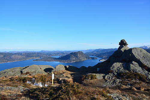 Utsikt mot Borgøyna og Hodnafjellet fra Hest.