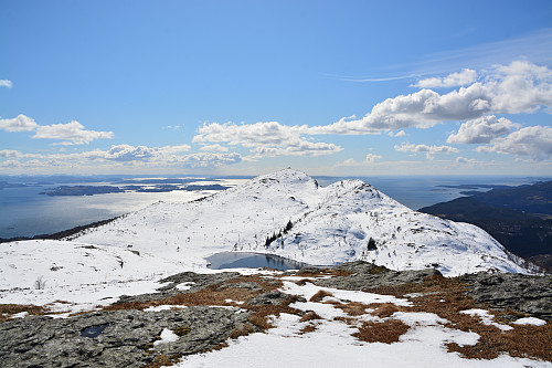 Stølanuten og Badnavatnet sett fra Rossafjellet.