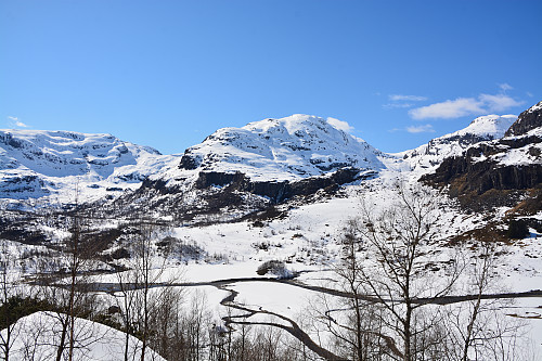 Utsikt mot Kuvestølnuten og Fossdalfossen.