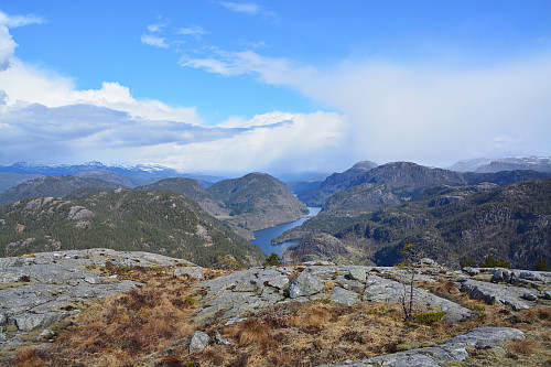 Utsikt innover mot Lovravatnet fra Lødalsheia.