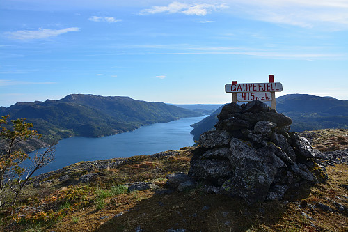 Utsikt mot Yrkjesfjorden fra Gaupefjellet.