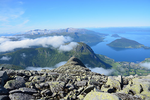 Tilbakeblikk mot ryggen til Laurdalstinden.