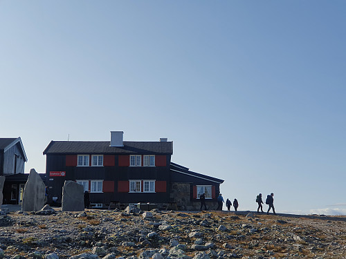 Snøheim 1474 m npm., czyli nasz punkt startowy na Snøhetta. Jak widać kilka osób wyrusza, ale jakiś dużych tłumów nie było. 