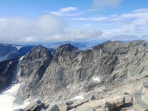 Na szczycie Snøhetta 2286 m npm. Po lewej widać Vesttopen 2249 m npm., na ten wierzchołek można również wejść od strony schroniska. Istnieje również możliwość przejścia granią pomiędzy szczytami, ale aby tego dokonać to trzeba się wyposażyć w sprzęt wspinaczkowy i mieć odpowiednie umiejętności.