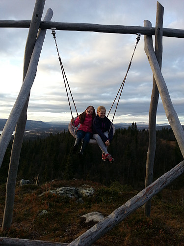 Josefine og Karianne i gledesfryd på erfaringshuska :)