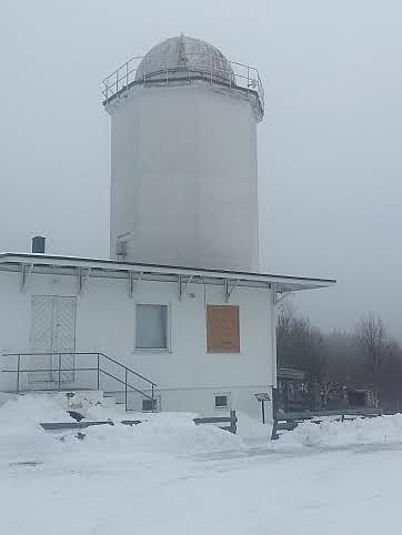 Observatoriet er det eneste større vitenskapelige observatorium i Norge og det var utstyrt med et meget stort solteleskop i et 20 meter høyt tårn (12 meter over og 8 meter under bakken).