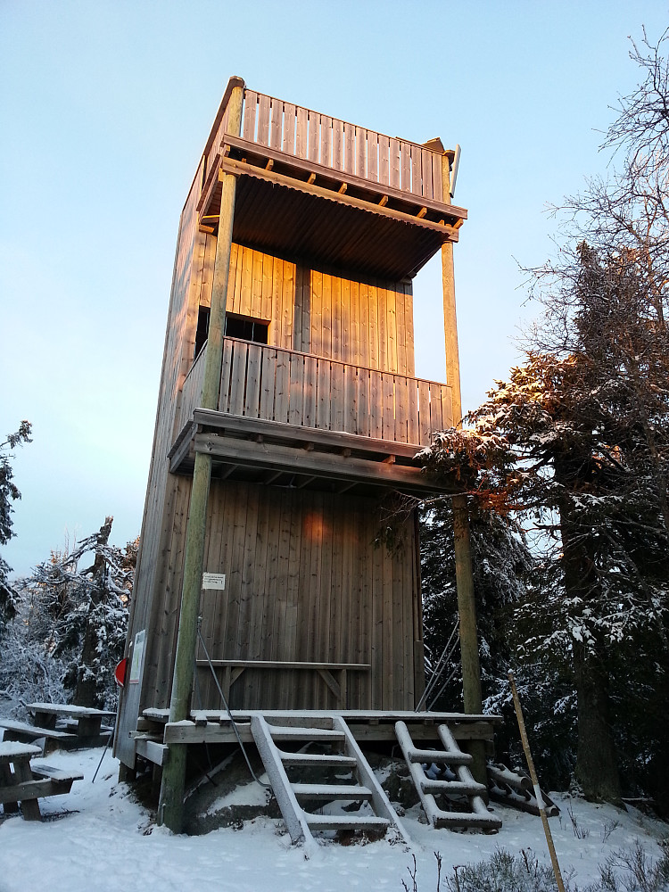 Kult utsiktstårn med to etasjer på toppen :)