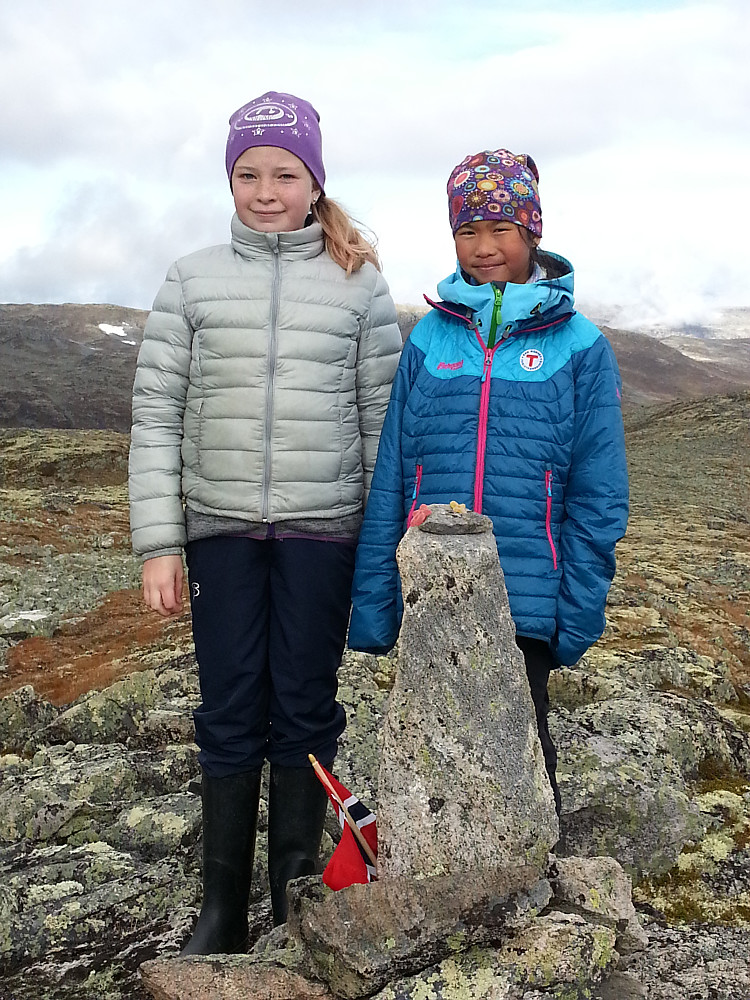 Linn-Therese og Karianne ved toppvarden :)