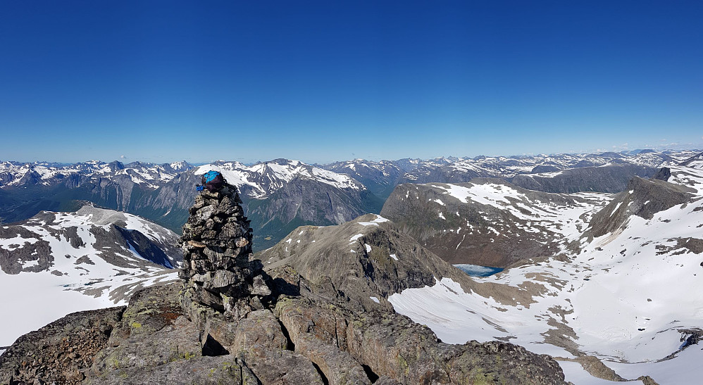 Det var fint og nesten vindstille så jeg tok meg en lengre matpause og nytet solen og utsikten.