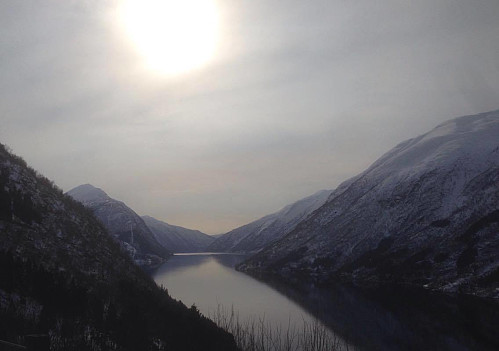 Flott utsikt fra parkeringen i Berge ut over Fjærlandsfjorden