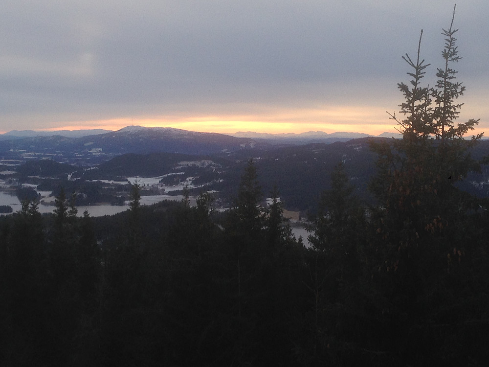 Vassfjellet med masten og Trollheimen badet i ettermiddagssol?