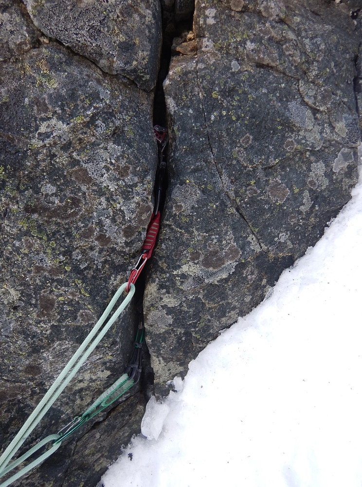 Beta på bombeanker i porten. Ene kammen kan byttes med svart dmm kile. Herfra er det ca. 70m til bunnen av rennen.