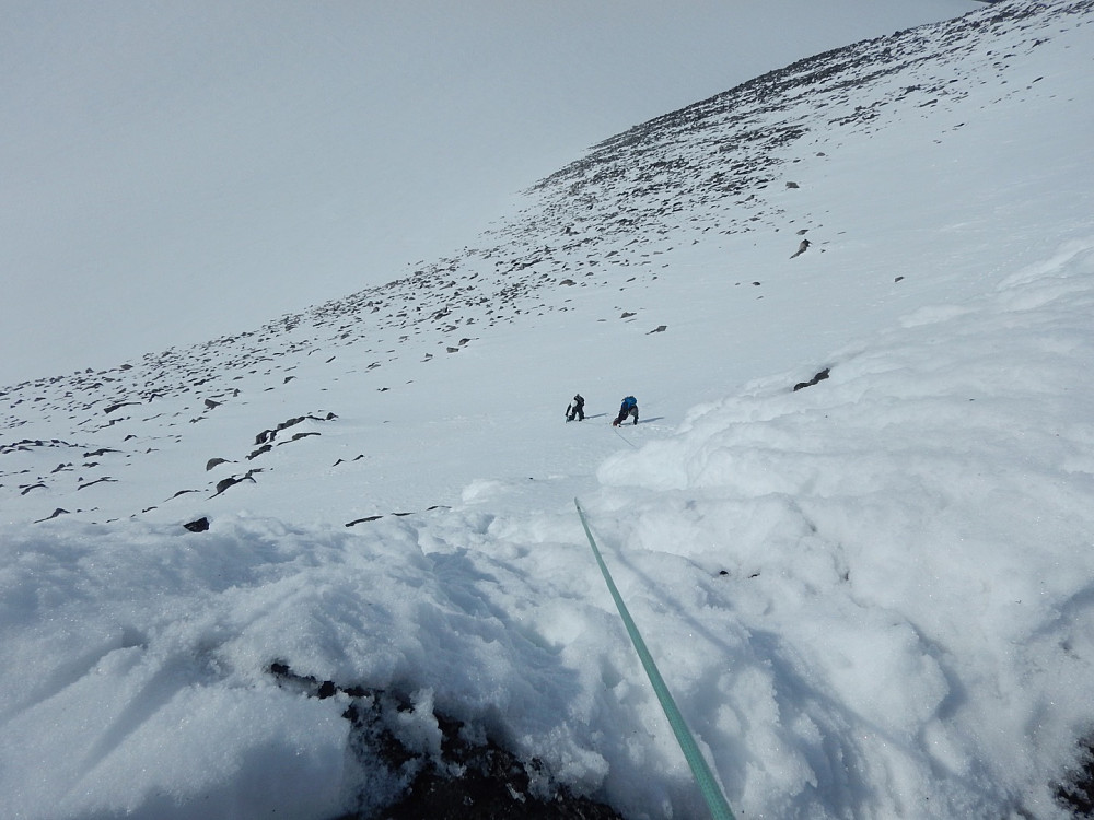 På vei ned mot storjuvbreen fra skaret under Ymmelstind