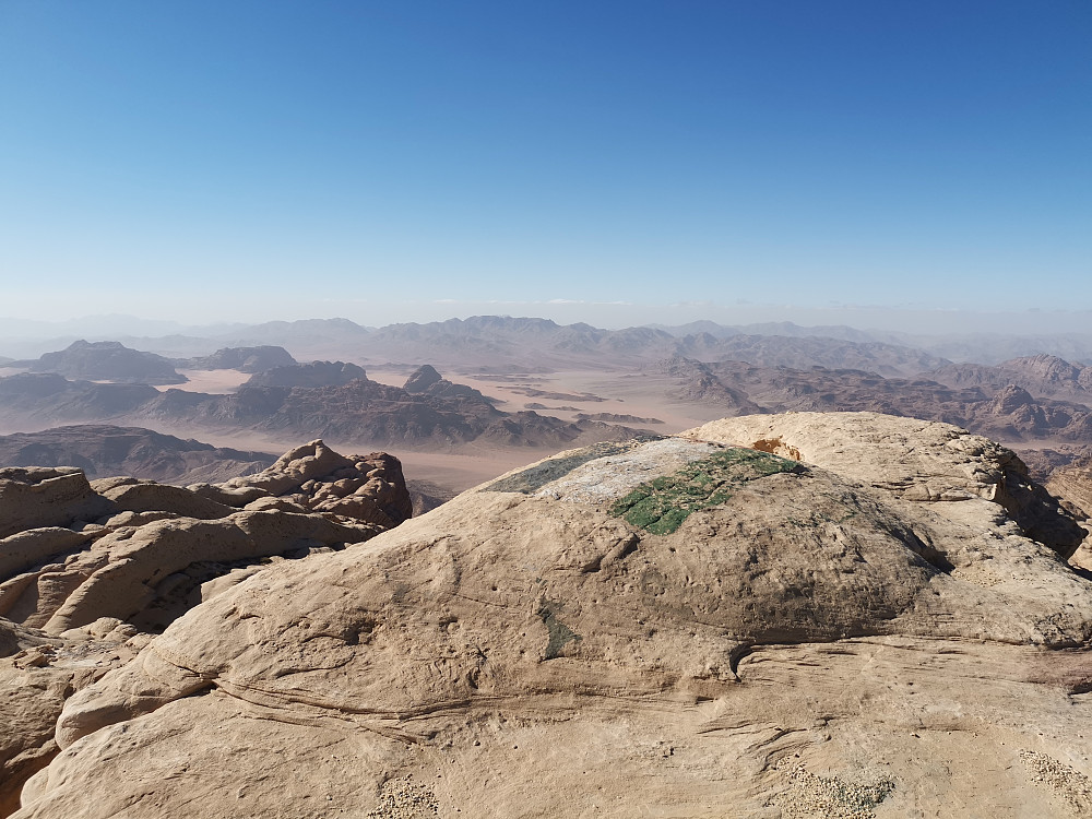 Toppen av Jebel rum med det jordanske flagget 