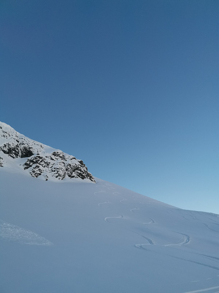 Fin snø ned mot tverrelvi