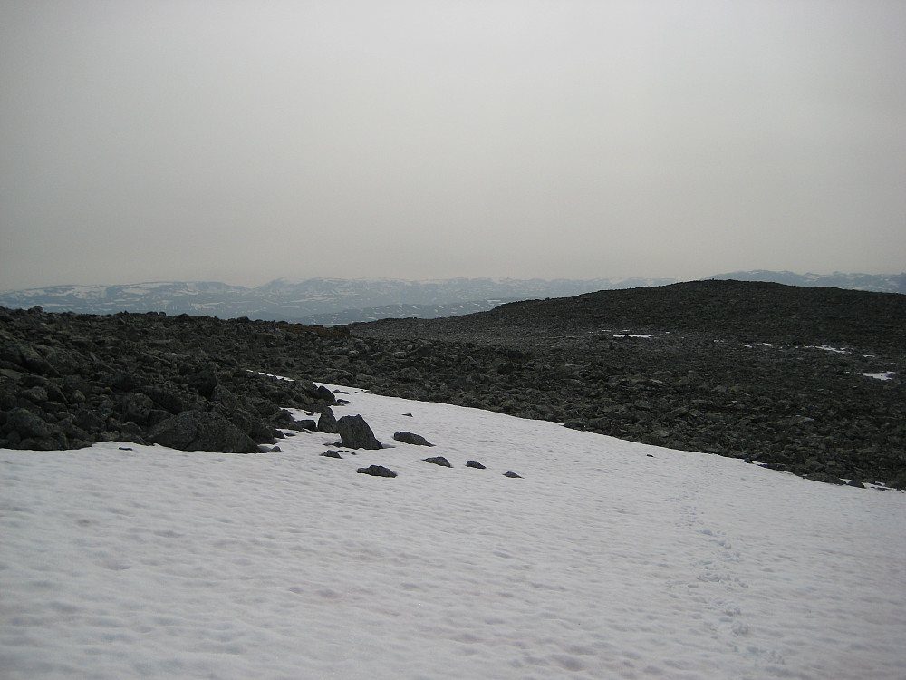 Akkurat passert høyde 1714, som ses til høyre i bildet med Blåbergi (1802 moh) rett bakenfor. Ellers er det bra utsikt mot Hallingskarvet