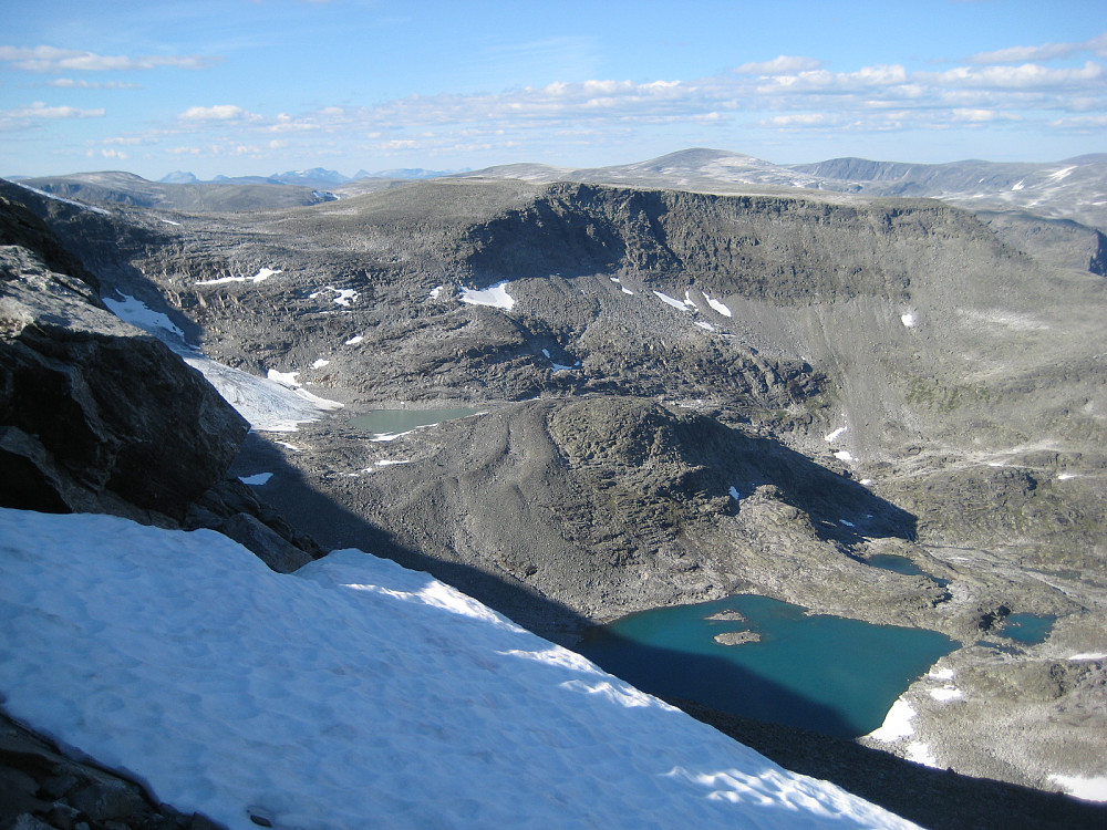 Like nedenfor høyde 1885 mot Styggebotn. I bakgrunnen bl.a. Grønliskarstinden og noen av toppene i Trollheimen