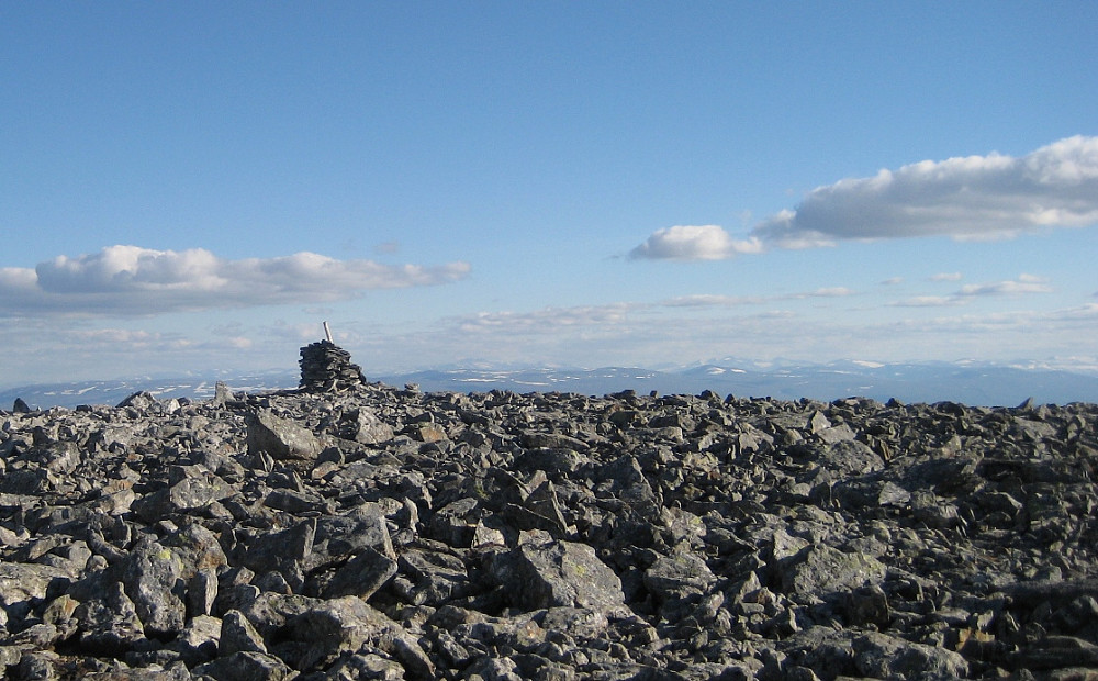 Sørhellhøi, 1951 moh. Fra varden er det ikke stort mer enn 5 meter bort til kanten av stupet. Utsikt mot sør
