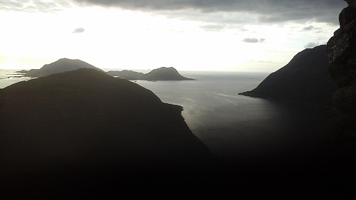 Utsikt mot Nupatinden og Sandsøya. 