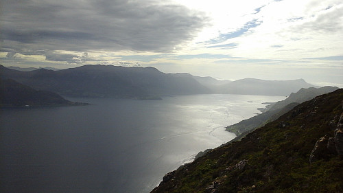 Utsiktspunkt på stien mellom Vasshornet og Laupsnipa. Rovdefjorden, innløpet til Syvdsfjorden og Hallefjorden i bildet