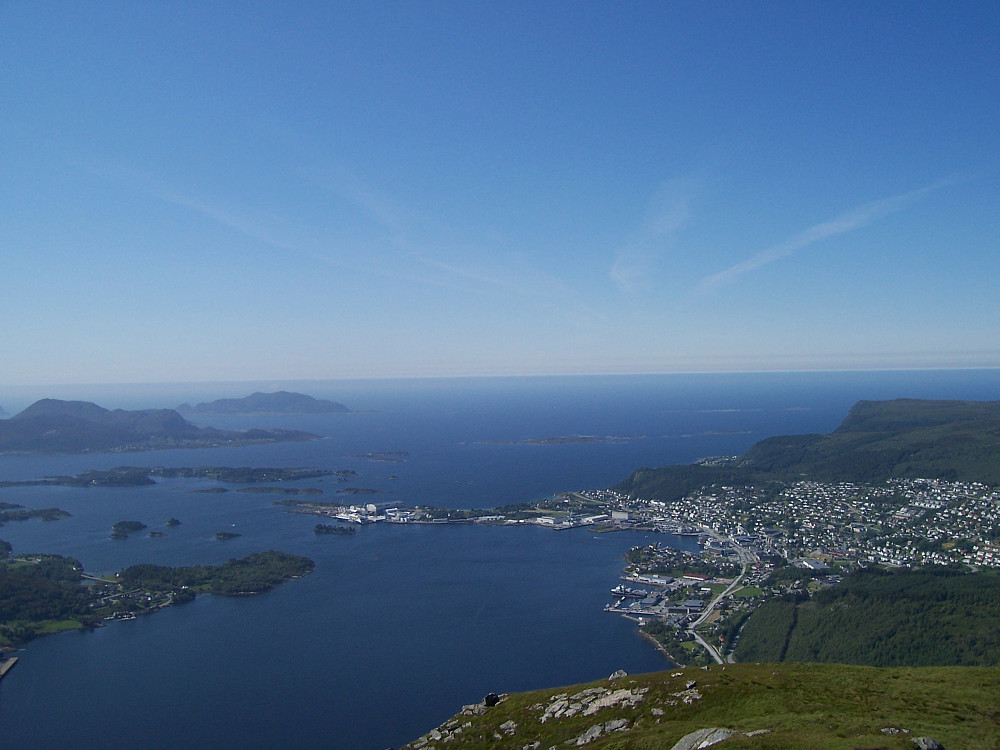 Frå toppen. Høgsommar i Ulsteinvik.