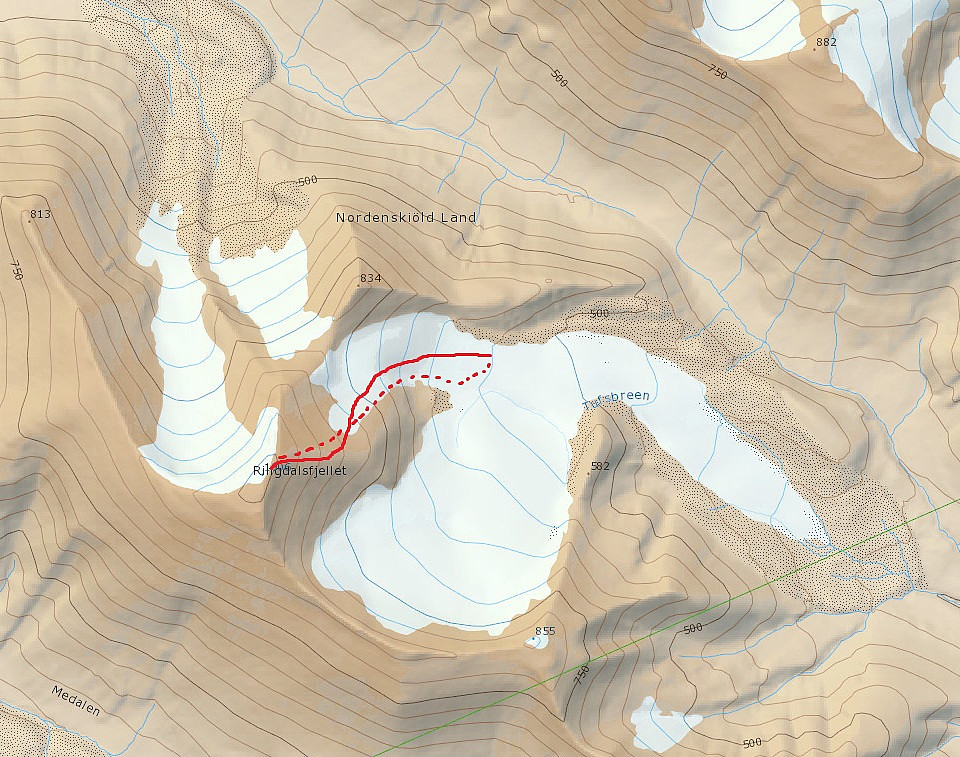 Følger breen og til slutt den butte nordøstryggen opp. Stiplet linje ned igjen var med ned i "skåla" med bedre snø.