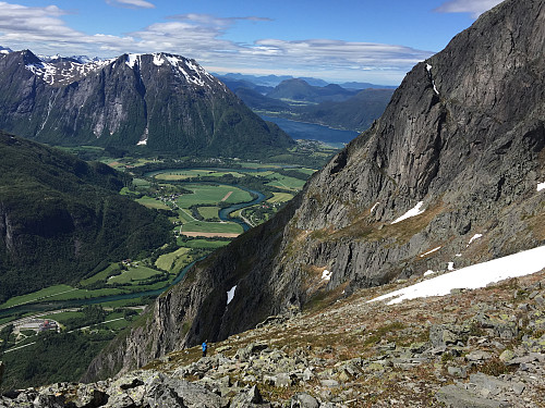 Håvard speider etter innsteget. Romsdalen med Setnesfjellet i bakgrunnen.