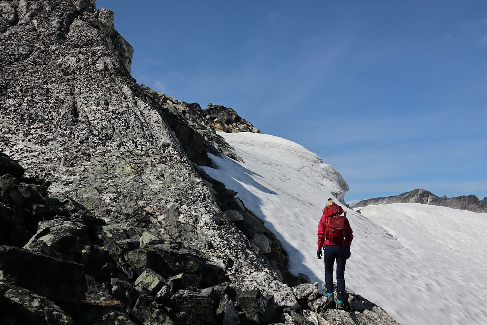 Ved "Vest for Søre Bukkeholstind" måtte vi ned på Bukkeholsbreen for å omgå ein hammer