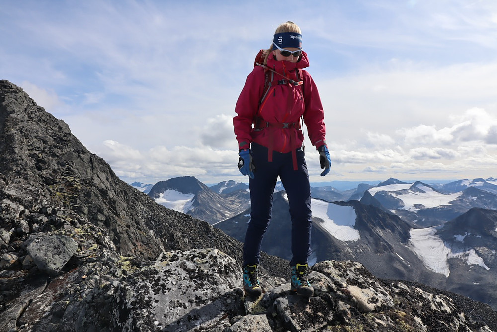 Ned frå Store Bukkeholstind. Den luftigaste delen av turen her, men ikkje behov for sikring på tørt fjell i alle fall