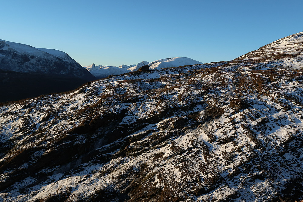 Soloppgang over fjella vest for Leirdalen