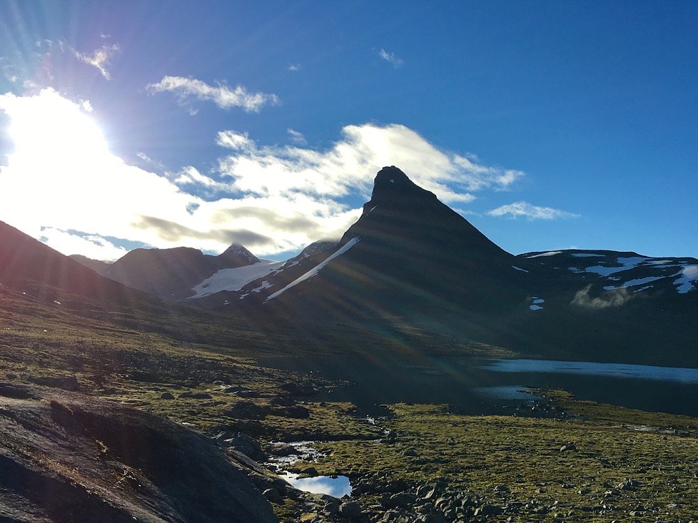 Morgonstemning ved teltplassen ved Leirvatnet med Kyrkja i bakgrunnen