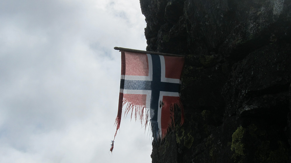 Vêrhardt å vere flagg her