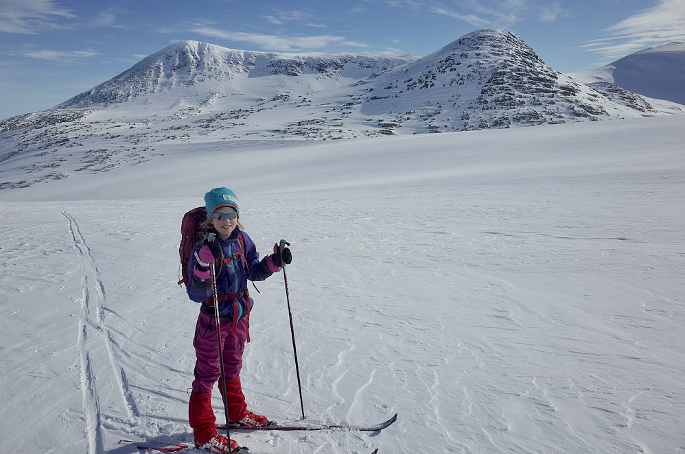 Oppe på breen med Tundradalskyrkja og Sveinkollen bak