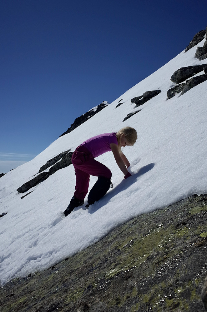 Forholdsvis bratt oppover og snøen var litt rotten. 
