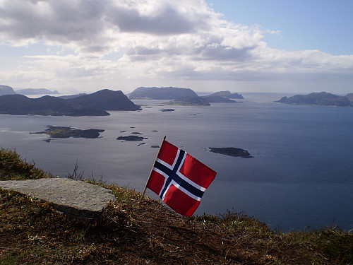Ein lang pause på Roppehornet før grusvegen ned att til Midtflø.