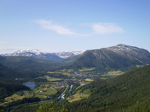 Mot Vassenden. Tindefjellet til høgre. 