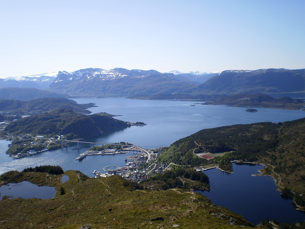 Flott utsikt over Måløy frå Veten.