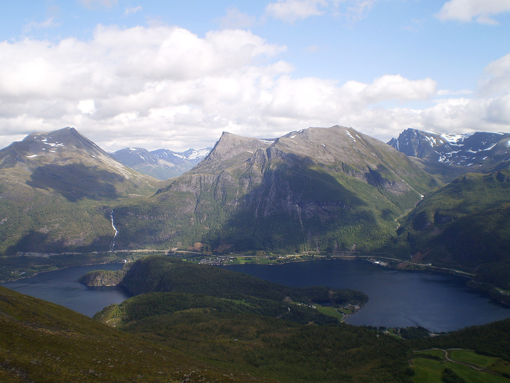Heile tida god utsikt mot dei flotte toppane ved Austefjorden