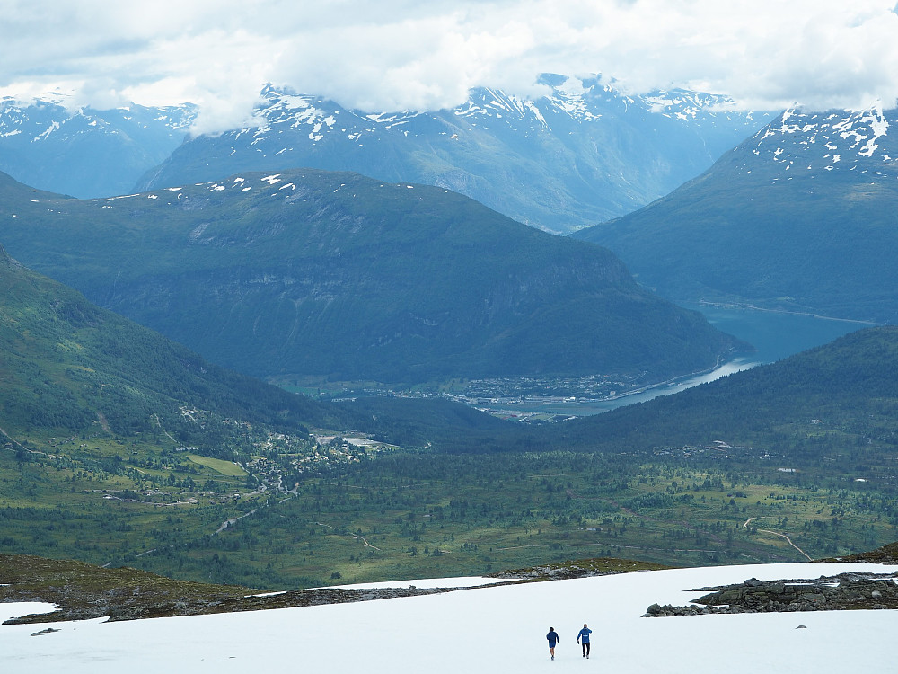 Mot Stryn sentrum. Årheimsfjellet bak.