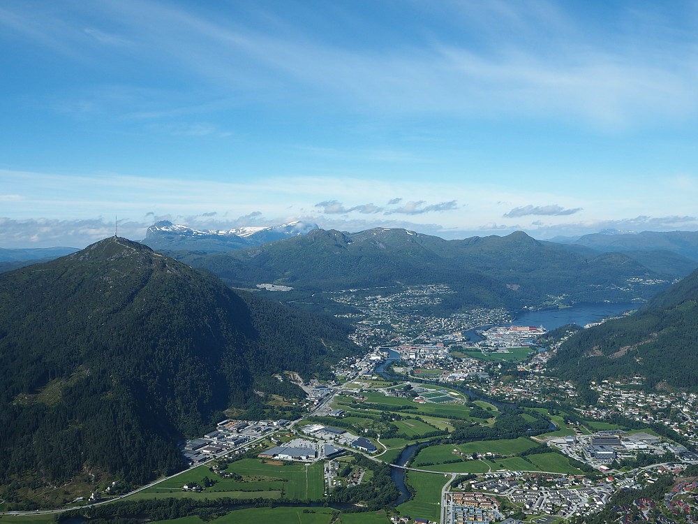 Frå varden var det fantastisk flott utsikt over Førde! Hafstadfjellet til venstre. Måtte opp dit ein tur dagen etter. 